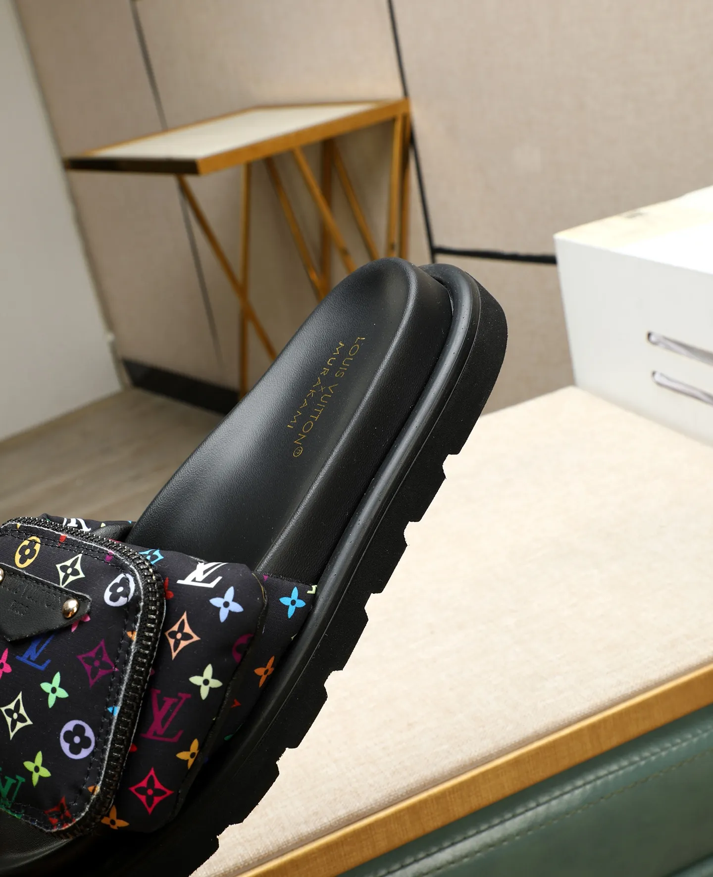 Factory price 360 ​​🐢🐢Men's shoes for couples, with drawer box [LOUIS VUITTON] Louis Vuitton, the latest LV official website printed wallet and men's and women's slippers 🔥🔥🔥 are now on the market. The drawer box is packaged with cloth bags and cards. The upper pattern looks very soft and waxy, and is a super versatile leg slimming tool. Fabric: Imported denim/down silk cotton embossed, LV hardware LOGO, official website pattern printing, lining: water-dyed sheepskin down filling, comfortable to wear, feet: high-elastic PU water platform. Sole: foam sole, heel height: about 5cm. Code number 36-44, (35 45 customized)